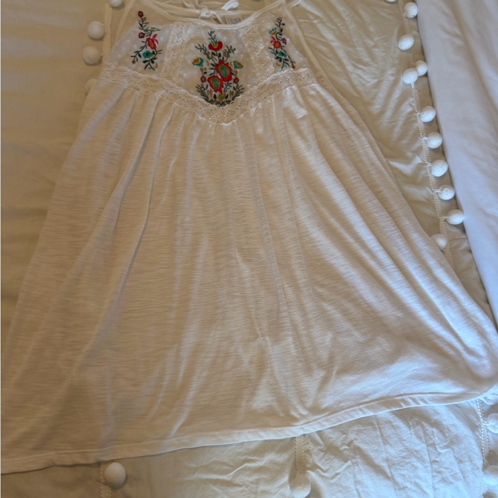 Time and Tru White Sleeveless Top